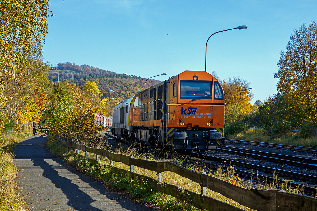 Herbstzeit im Hellertal.....
Die KSW 43 (92 80 1273 018-2 D-KSW) der KSW (Kreisbahn Siegen-Wittgenstein) am 28.10.2021 mit der Mietlok der Voith Maxima 30 CC – VTLT 263 005-5 (92 80 1263 005-1 D-VTLT) der Voith Turbo Lokomotivtechnik GmbH & Co. KG am Haken in Herdorf. Hier fährt sie noch auf dem KSW Rbf Herdorf (Betriebsstätte Freien Grunder Eisenbahn - NE 447, bevor es über die Hellertalbahn nach Betzdorf geht.
