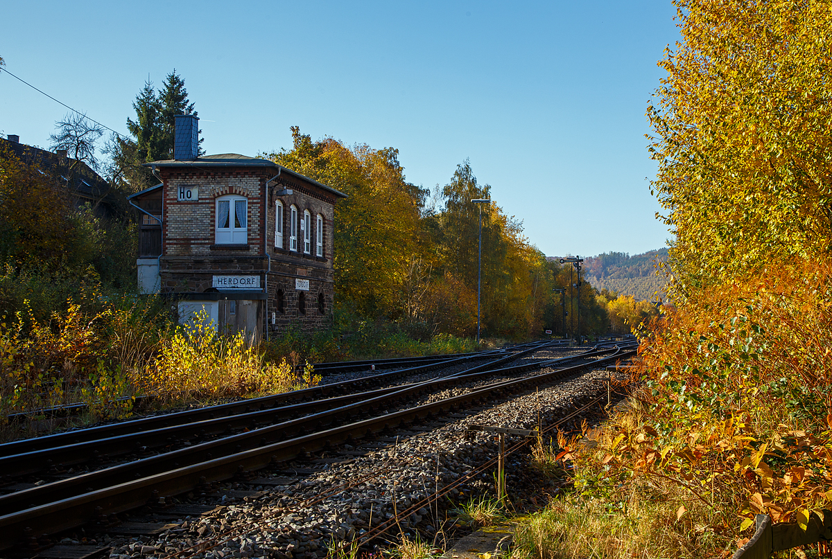 Herbstzeit im Hellertal.....
Hier am 28.10.2021 in Herdorf an der Hellertal-Bahn beim Stellwerk Herdorf Ost.
