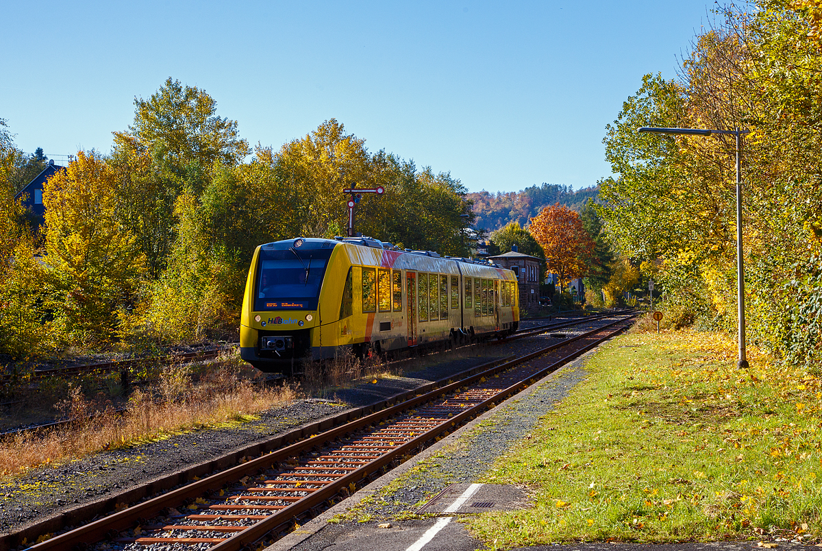 Herbstzeit oder Indian Summer in Herdorf.....
Der VT 507 (95 80 1648 107-8 D-HEB / 95 80 1648 607-7 D-HEB) der HLB (Hessische Landesbahn GmbH), ein Alstom Coradia LINT 41 der neuen Generation, erreicht am 24.10.2021 den Bahnhof Herdorf. Er fährt als RB 96  Hellertalbahn  die Verbindung Betzdorf - Herdorf - Neunkirchen - Haiger - Dillenburg (Umlauf 61779).