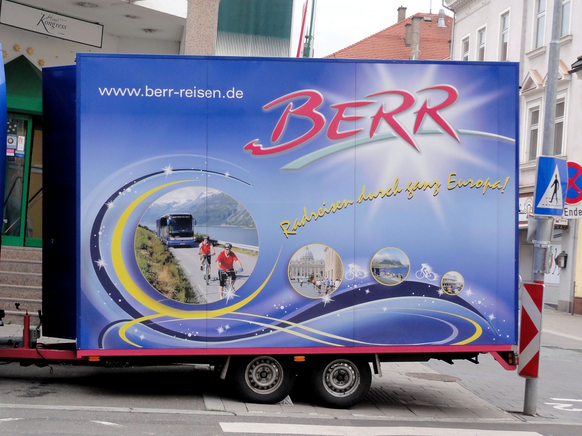 Herrlich gestylter Radanh�nger am SETRA 516 HD von BERR Reisen aus Deutschland.