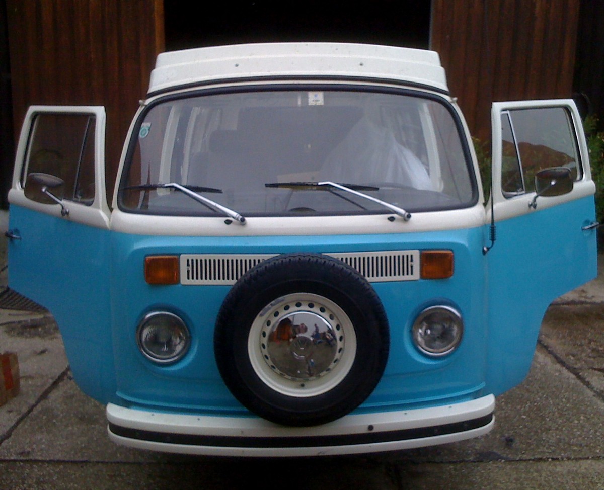 Herrlich restaurierter VW Bus T2B,Bj.1974,70 PS,1.800ccm in der Nähe von Krems gesehen.