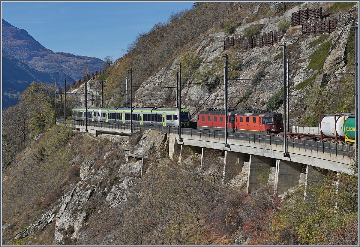 Herrlich viel Verkehr auf der Lötschberg Südrampe bei Lalden: ein nordwärts fahrender Güterzug mit einer Re 6/6 und einer Re 4/4 begegnen mit ihrem Güterzug einem  Lötschberger  der BLS, welcher als RE Richtung unterwegs ist.
25. Okt. 2017