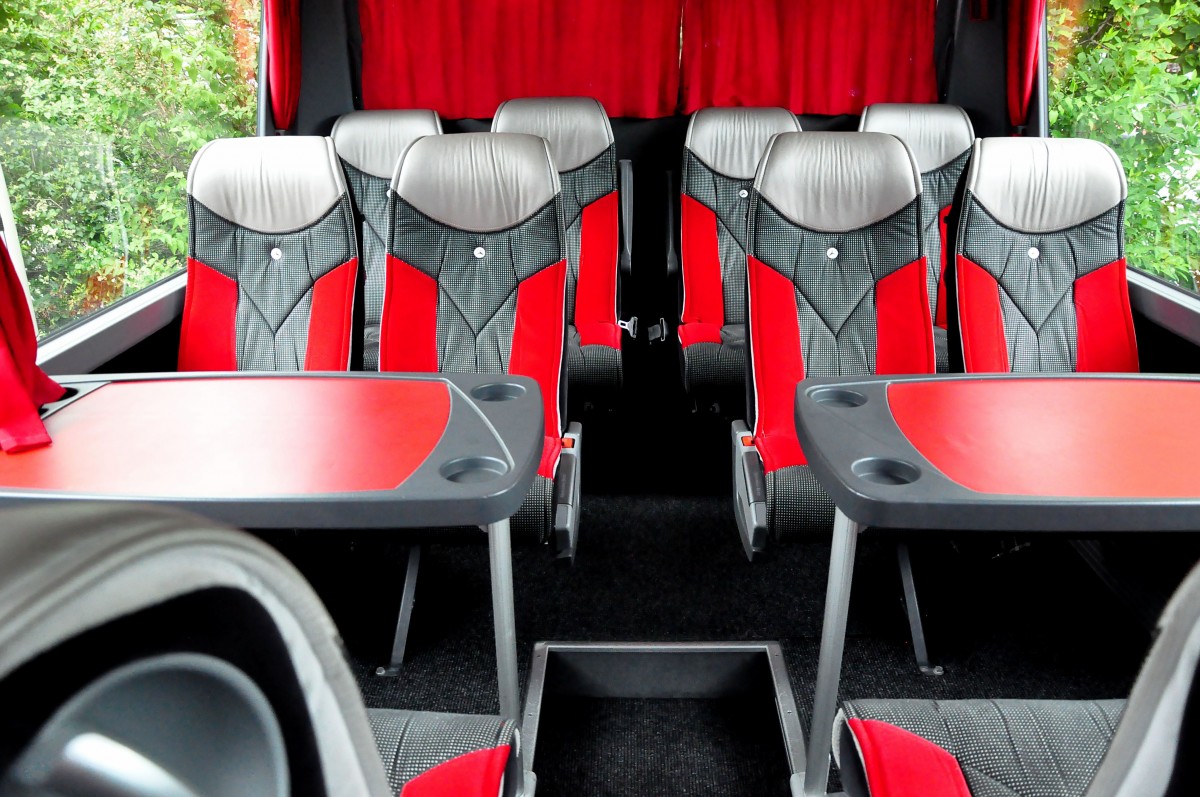 Herrliche Sitzgruppen im Mercedes Travego von k 6 k Busreisen (�FB Mannschaftsbus) aus Nieder�sterreich,im Juni 2015 in Krems.