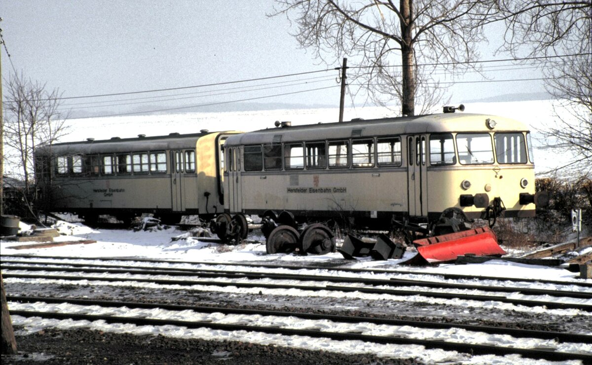 Hersfelder Eisenbahn Gesellschaft (HEG) VT 98 und Mittelteil aus Renfe Gliederzug in Schenklengsfeld am 11.03.1987.