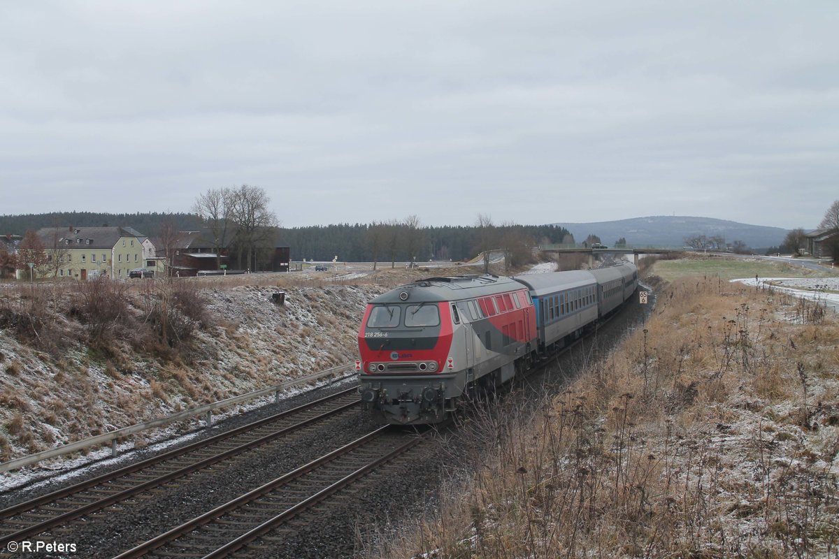 Heute gab es mal wieder ein Eishockey Sonderzug , dieses mal den DPE 1873 von Kaufbeuren nach Crimmitschau und wurde hier bei Neudes auf dem Weg nach Hof abgelichtet. Zugloks waren 218 399 und 218 256 welche leider Schadhaft ab Nürnberg am Zugschluß hing. 05.01.20