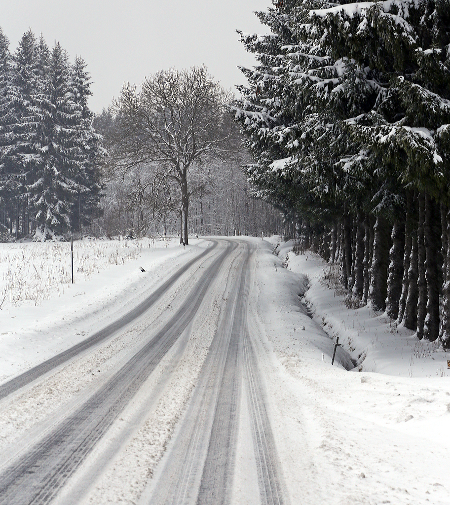 Heute gab es reichlich von dem wei�en Zeug....
So sahen die Stra�en heute Nachmittag (am 02.02.2015) teilweise auf unserem Nachhauseweg von der Arbeit aus. Hier zwischen Nisterberg und Friedewald.