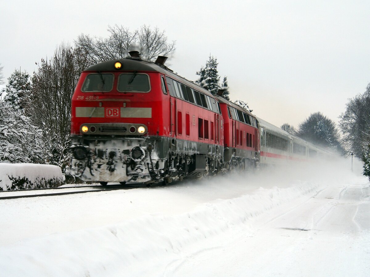 Heute kommen lauter 218er  zum Zug  und am Ende wie immer eine Strassenbahn.

218 491-9 und eine weitere 218 mit IC Allgäu 2012 in Bellenberg am 31.12.2014.