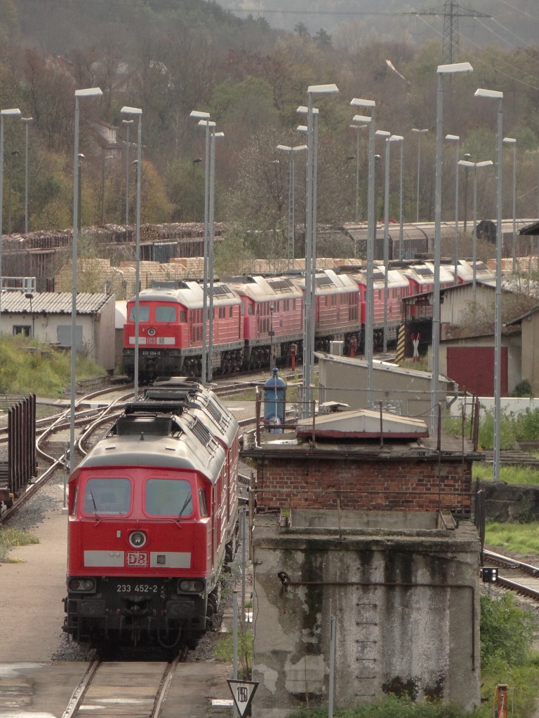 Heute in Saalfeld/Saale standen die 233 452 und die 233 709 am Schuppen. Im Hintergrund steht wieder eine ganze Reihe vorn die 232 024. Ich sah auch das die 232 003 nicht mehr da war!? 

