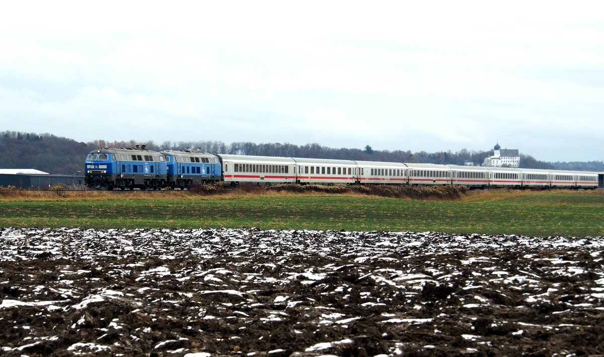 Heute wurde der IC 2012 Allgäu von zwei PRESS-Maschinen gezogen, 218 054-3 und 218 057-0, hier bei Illertissen am 27.11.2021.