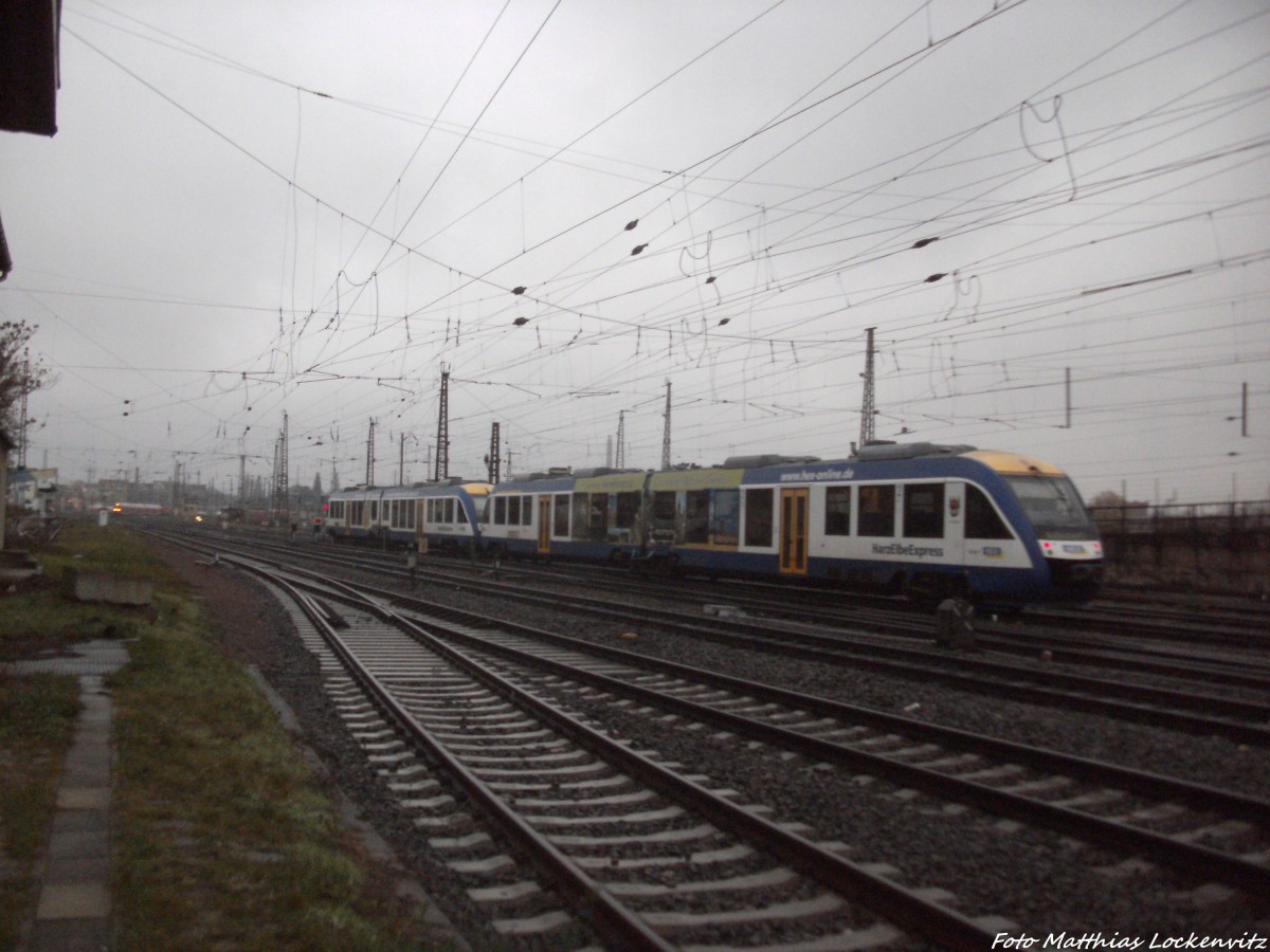 HEX LINT-Triebwagen beim verlassen des Bahnhofs Halle (Saale) Hbf am 19.11.14