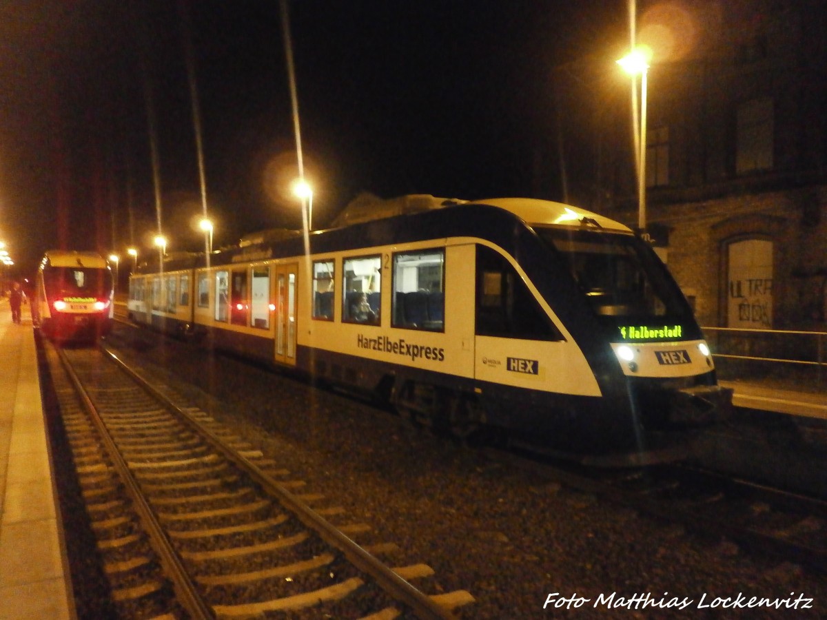 HEX VT 876 mit ziel Halle (Saale) Hbf und HEX VT 8XX mit ziel Halberstadt im Bahnhof K�nnern am 21.12.14