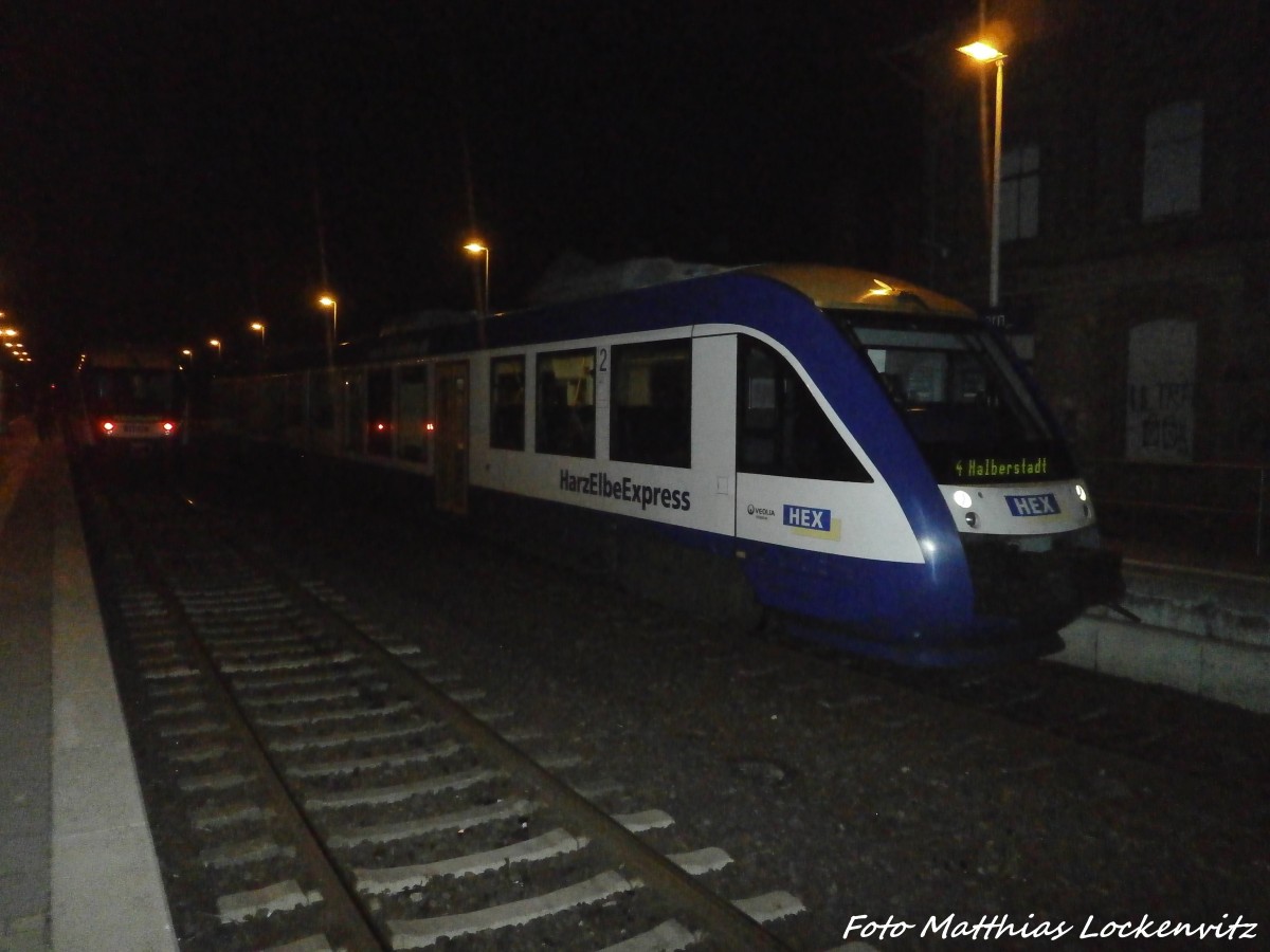HEX VT 876 mit ziel Halle (Saale) Hbf und HEX VT 8XX mit ziel Halberstadt im Bahnhof K�nnern am 21.12.14