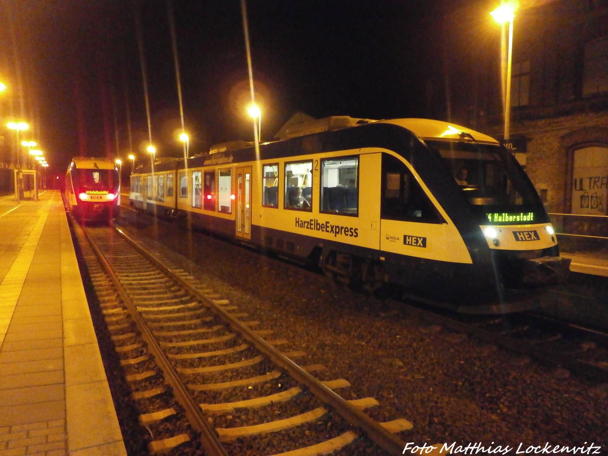 HEX VT 876 mit ziel Halle (Saale) Hbf und HEX VT 8XX mit ziel Halberstadt im Bahnhof K�nnern am 21.12.14
