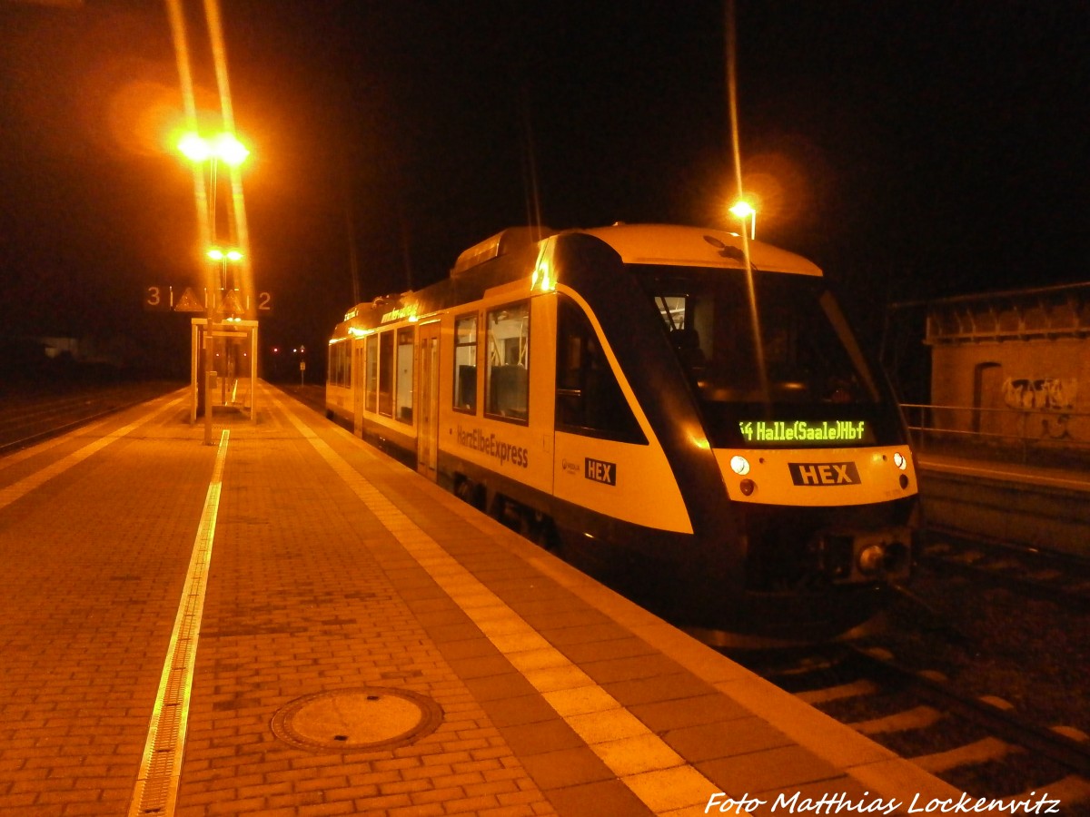 HEX VT 876 mit ziel Halle (Saale) Hbf im Bahnhof K�nnern am 21.12.14