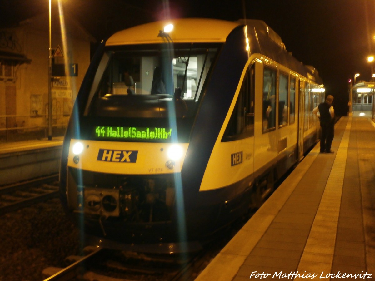 HEX VT 876 mit ziel Halle (Saale) Hbf im Bahnhof K�nnern am 21.12.14