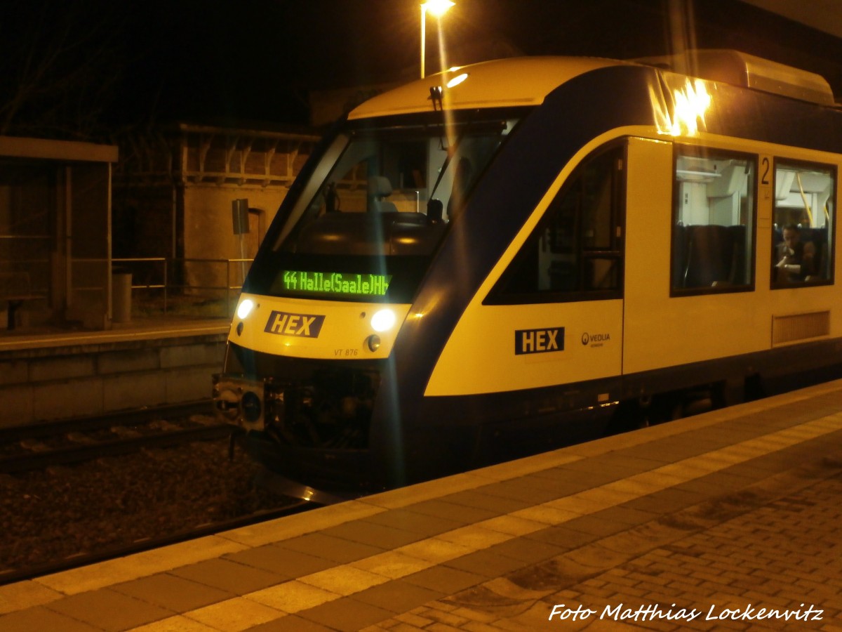 HEX VT 876 mit ziel Halle (Saale) Hbf im Bahnhof K�nnern am 21.12.14
