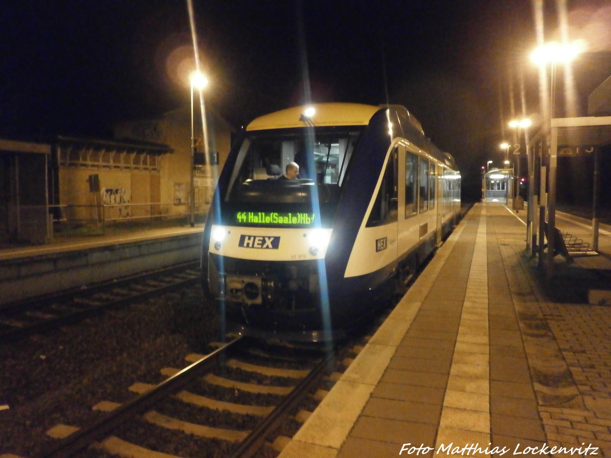 HEX VT 876 mit ziel Halle (Saale) Hbf im Bahnhof K�nnern am 21.12.14