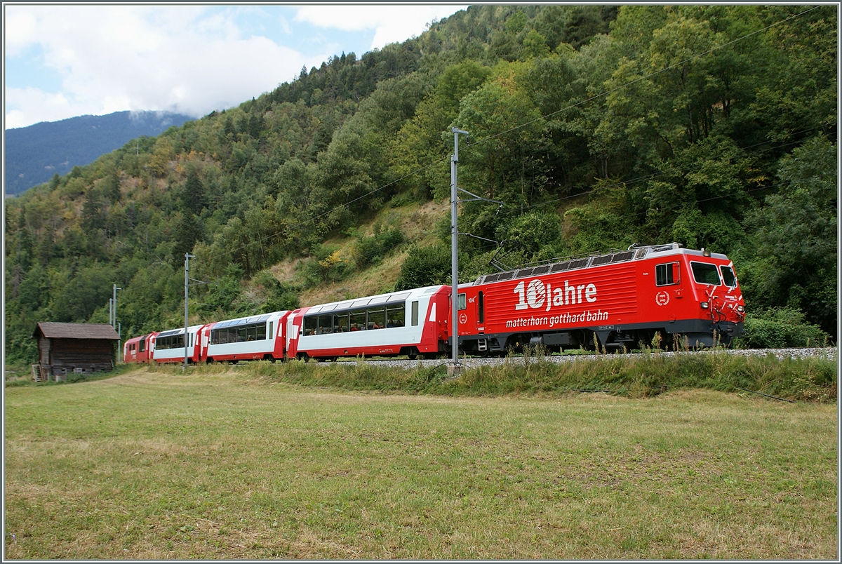 HGe 4/4 104  10 Jahre MGB  mit einem Glacier-Express kurz vor Betten Talstation.
10. Sept. 2013