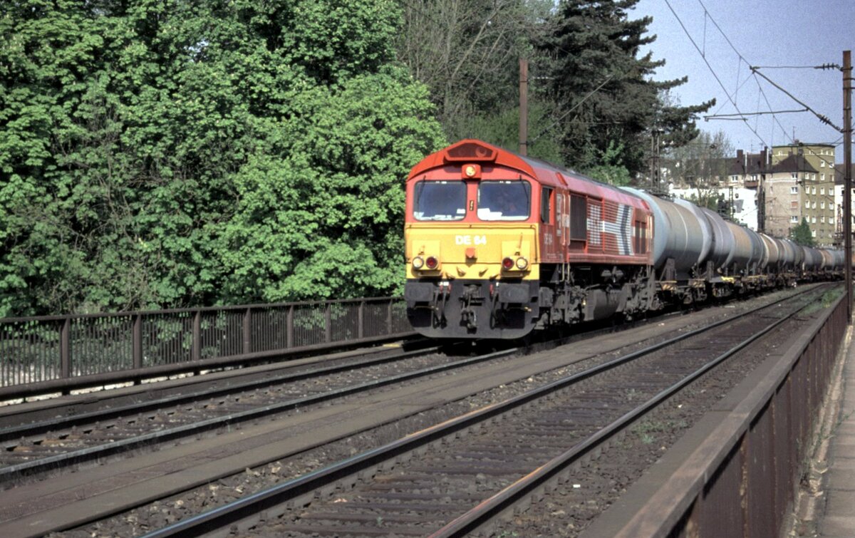 HGK Class 66 DE 64 mit Kesselwagenzug in Ulm auf der Donaubrücke am 02.05.2003.