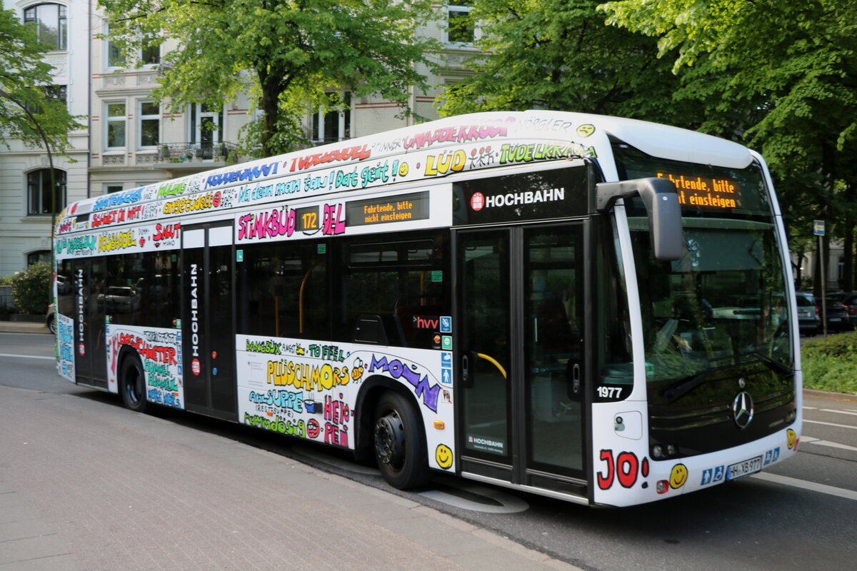HHA Hamburg - Nr. 1977/HH-XB 977 - eMercedes am 10. Mai 2025 in Hamburg (Aufnahme: Martin Beyer)