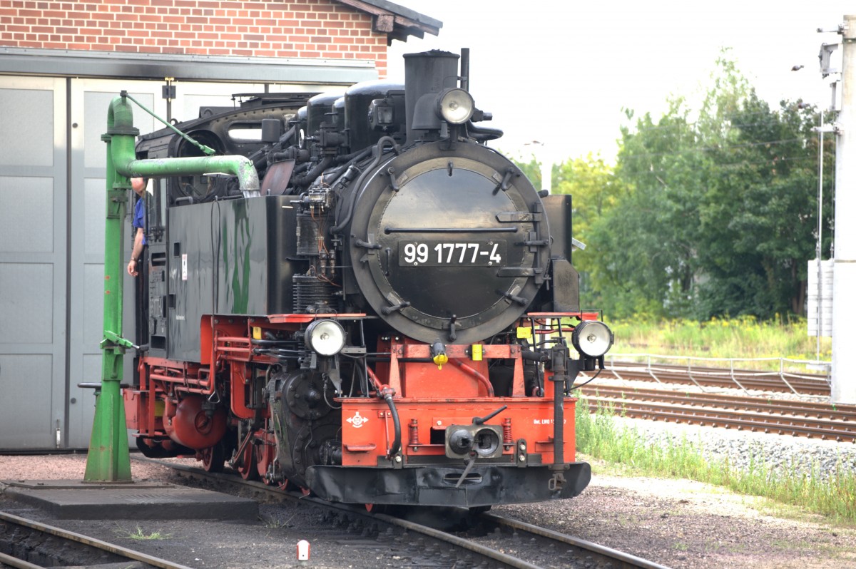 Hier lscht   99 1777-4 ihren  Durst  vor der Rckfahrt nach Moritzburg, in Radebeul Ost.17.08.2013 18:32 Uhr