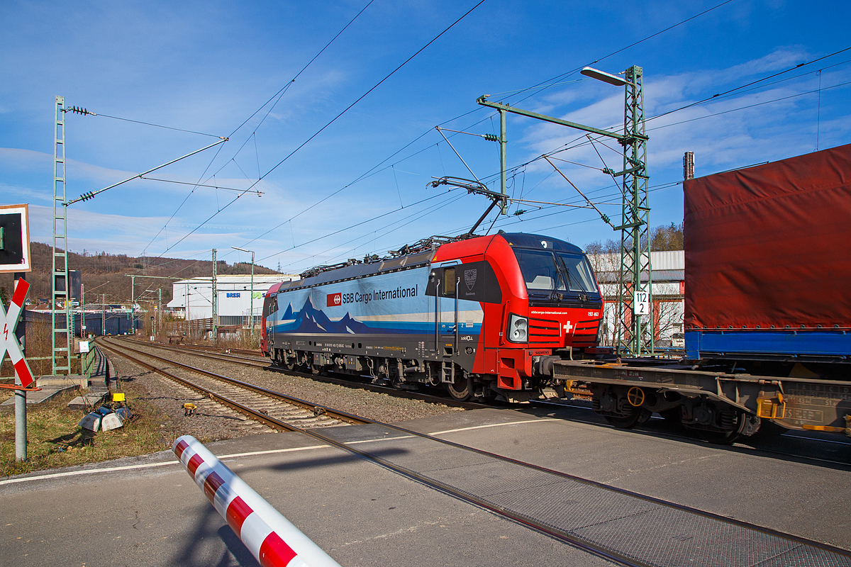 Hier nochmal als Nachschuss....
Die an die SBB Cargo International AG vermietete Vectron 193 463-7  Duisburg  (91 80 6193 463-7 D-SIEAG) der LokRoll AG (eingestellt bei Siemens Mobility, Mnchen) fhrt am 20.03.2021, mit einem Winner-Zug (einem KLV-Zug) ber die Siegstrecke (KBS 460) durch Niederschelden in Richtung Siegen.

Die Siemens Vectron MS wurde 2018 von Siemens Mobilitiy in Mnchen-Allach unter der Fabriknummer 22289 gebaut. Die Vectron AC hat eine Leistung von 6,4 MW und ist Zugelassen in Deutschland, sterreich, Schweiz und Italien.

Unter Einbindung des Infrastrukturfonds von der Reichmuth Infrastruktur Schweiz AG hat die LokRoll AG bei Siemens 18 Mehrsystem-Lokomotiven des Typs Vectron gekauft. Sie sind fr den grenzberschreitenden Verkehr auf dem Korridor Deutschland, sterreich, Schweiz und nach Italien vorgesehen.

Zustzlich zu den nationalen Zugsicherungssystemen sind alle Lokomotiven mit dem europischen Zugsicherungssystem ETCS ausgestattet. Die Loks verfgen ber eine maximale Leistung von 6.400 KW und eine Hchstgeschwindigkeit von 160 km/h. LokRoll hat die Lokomotiven fr 15 Jahre an die SBB Cargo International verleast. SBB Cargo International gehrt zu 75% der SBB-Gterverkehrstochter SBB Cargo und zu 25% der Hupac AG, die im kombinierten Verkehr Strae-Schiene aktiv ist.
