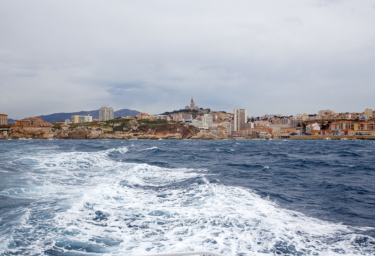 Hier nochmal ohne Gicht.....
Mit der Henri-Jacques Espérandieu eine der Touristen-Fähren geht es am 25.03.2015 vom alten Hafen Marseille (le Vieux-Port de Marseille)   zu den Frioul Inseln (u.a. zur Île d’If mit dem Chateau d' If). Hier hatte ich vom Heck des Schiffes (Achterdeck) den Blick auf Marien-Wallfahrtskirche Notre-Dame de la Garde.

Das offene Achterdeck hatte ich für mich alleine, denn mach dem wir Alten Hafen (le Vieux-Port) verlassen hatten und auf der offener See waren, herrschte starker Seegang und es wurde sehr unruhig. Fast alle Passagiere hatten alle Gesichtsfarben verloren nur Armin strahlte übers ganze Gesicht......
