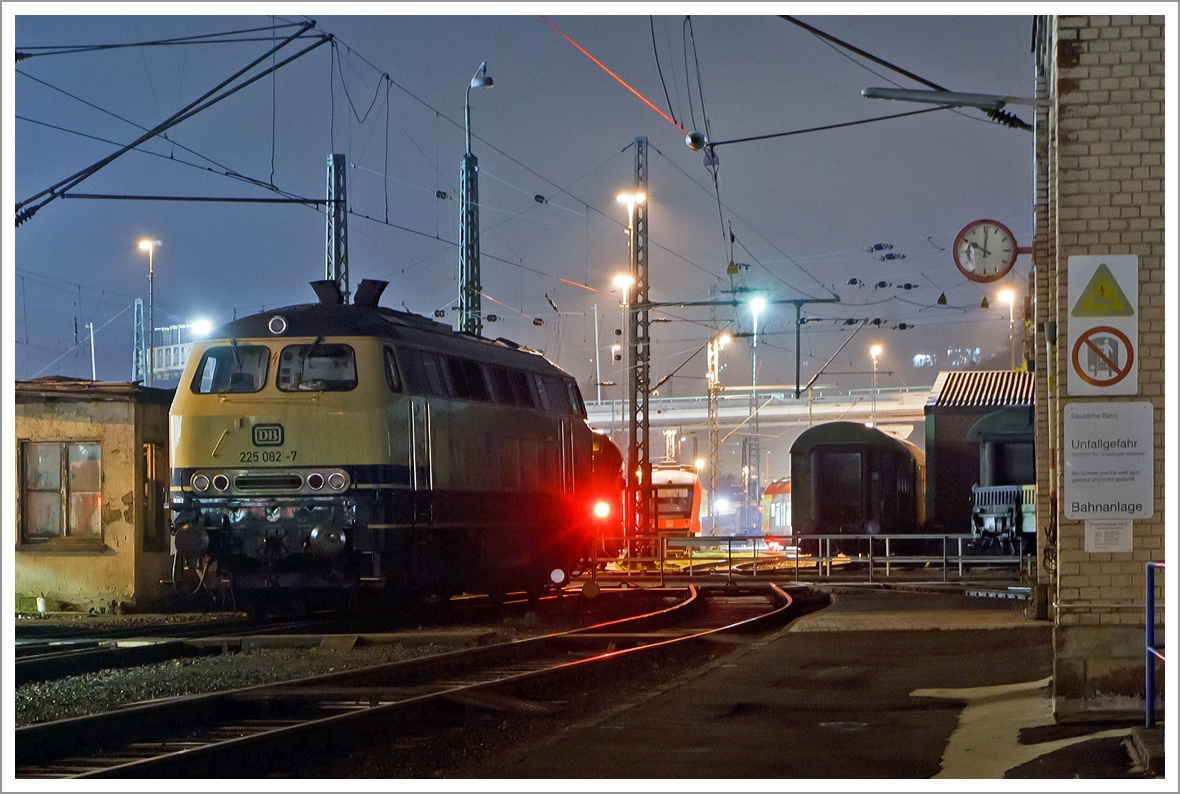 Hier nochmals, bei etwas anderem Licht....
Die 225 082-7 der Aggerbahn (Andreas Voll e.K., Wiehl), ex DB 225 082-7, ex DB 215 082-9, steht am 12.11.2013 (2:00 Uhr) beim Siegener Lokschuppen. 

Ausfhrliche Infos zur Lok siehe:http://hellertal.startbilder.de/name/einzelbild/number/304524/kategorie/deutschland~dieselloks~br-225-v160-umbau-aus-215.html