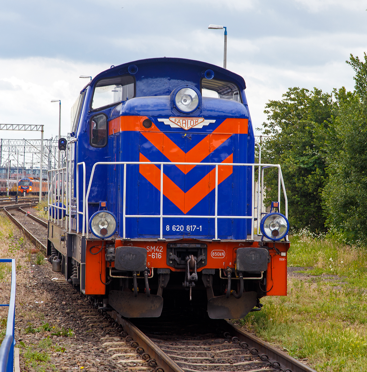 
Hier nochmals, nun von vorne:
Die SM42-616 (98 51 8 620 817-1 PL PKPIC) eine Fablok 6Da (Typ Ls800E) der PKP Intercity steht am 25.06.2017 beim Hauptbahnhof Posen (Poznań Główny).