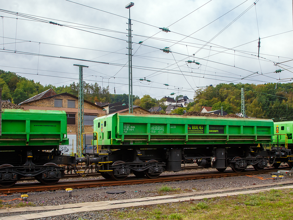 Hier nun der Gattung Fas zugeordnet....
Zwei-Seiten Druckluft Kippwagen (Einmuldiger Drehgestell-Schttgutkippwagen mit vier Radstzen und pneumatischer Bettigung), 33 56 6738 012-5 SK-BUG der Gattung Fas, der BUG Vermietungsgesellschaft mbH (Hoppegarten), am 20.09.2022 bei einer Zugdurchfahrt (beladen mit Alt-Schotter) in Betzdorf/Sieg.

Die Einleitung des Kippvorgangs erfolgt durch eine Bettigungseinrichtung jeweils von der der Kipprichtung gegenberliegenden Seite. Die untere Klappe dient beim Kippvorgang als Verlngerungsrutsche.

TECHNISCHE DATEN:
Spurweite: 1.435 mm
Anzahl der Achsen: 4
Lnge ber Puffer: 12.540 mm
Drehzapfenabstand: 7.500 mm
Achsabstand im Drehgestell: 1.800 mm
Eigengewicht: 26.700 kg
Ladeflche: 26 m
Ladevolumen: 31 m
Max. Geschwindigkeit: 100 km/h
Max. Ladegewicht: 53,3 t ab Streckenklasse C
Kleinster bef. Gleisbogenradius: 75 m
Bremse: O-GP   DRV 2A-600
Handbremse: Nein
Intern. Verwendungsfhigkeit: RIV