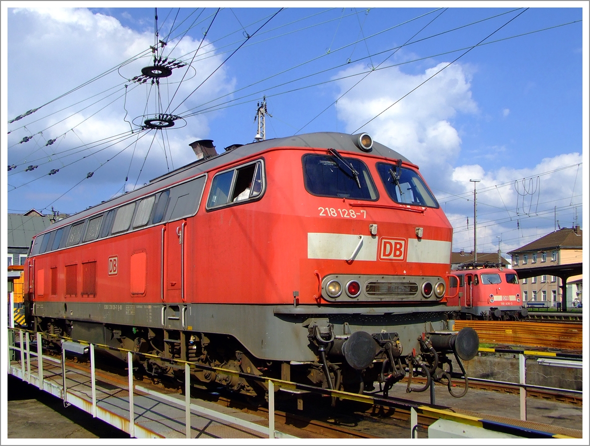 Hier war sie noch in verkehrsrot ....  
Die 218 128-7 beim Lokschuppenfest am 04.09.2010 im Sdwestflische Eisenbahnmuseum in Siegen, auf der Drehscheibe.

Die V 160 wurde 1971/72 bei Krupp unter der Fabriknummer 5149 fr die DB gebaut,  am 20.12.2009 erfolgte die Z-Stellung und am 27.05.2010 die Ausmusterung bei der DB AG. Seit dem 03.08.2010 ist sie im Besitz vom  Verein zur Erhaltung historischer Lokomotive e.V.  und ist in Siegen untergestellt. 

Sie hat einen MTU-Motor vom Typ 12 V 956 TB 10 mit 1839 kW/ 2500 PS Leistung, die Hchstgeschwindigkeit betrgt 140 km/h.