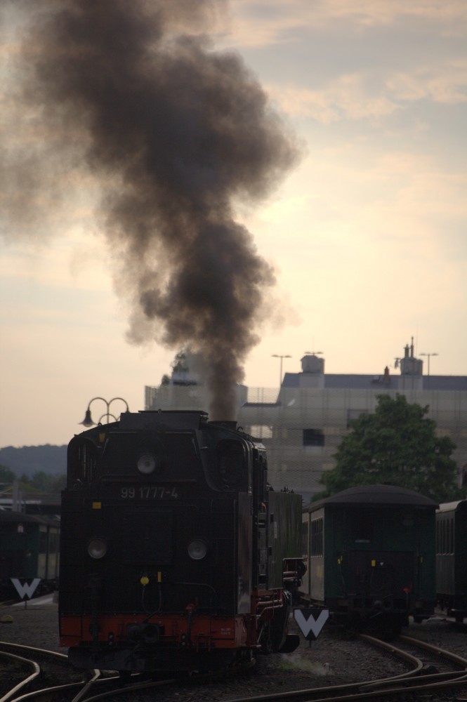 Hier wurde kurz vor der Abfahrt nach Moritzburg krftig  eingeheizt.....
99 1777-4 in Radebeul Ost am 17.08.2013  gegen 18:47  Uhr.