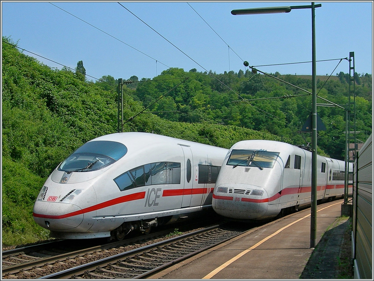 Hier zeigt sich die Entwicklung im ICE Bau besonders deutlich: ICE 3 und ICE 1 begegnen sich in Istein.
5. Juli 2006