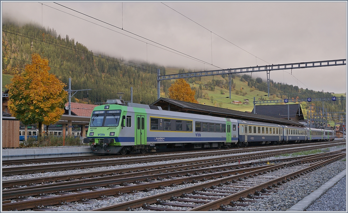 Hin und wieder kommen auch BLS RABe 565/566 Pendelz�ge in den sonst von Re 4/4 II / EW III belegten Umlauf der RE Zweisimmen - Interlaken. Im Bild ist ein solcher zu sehen, der als Besonderheit zudem noch �ber zwei BLS EW I /II verf�gt.

Zweisimmen, den 22. Okt. 2019