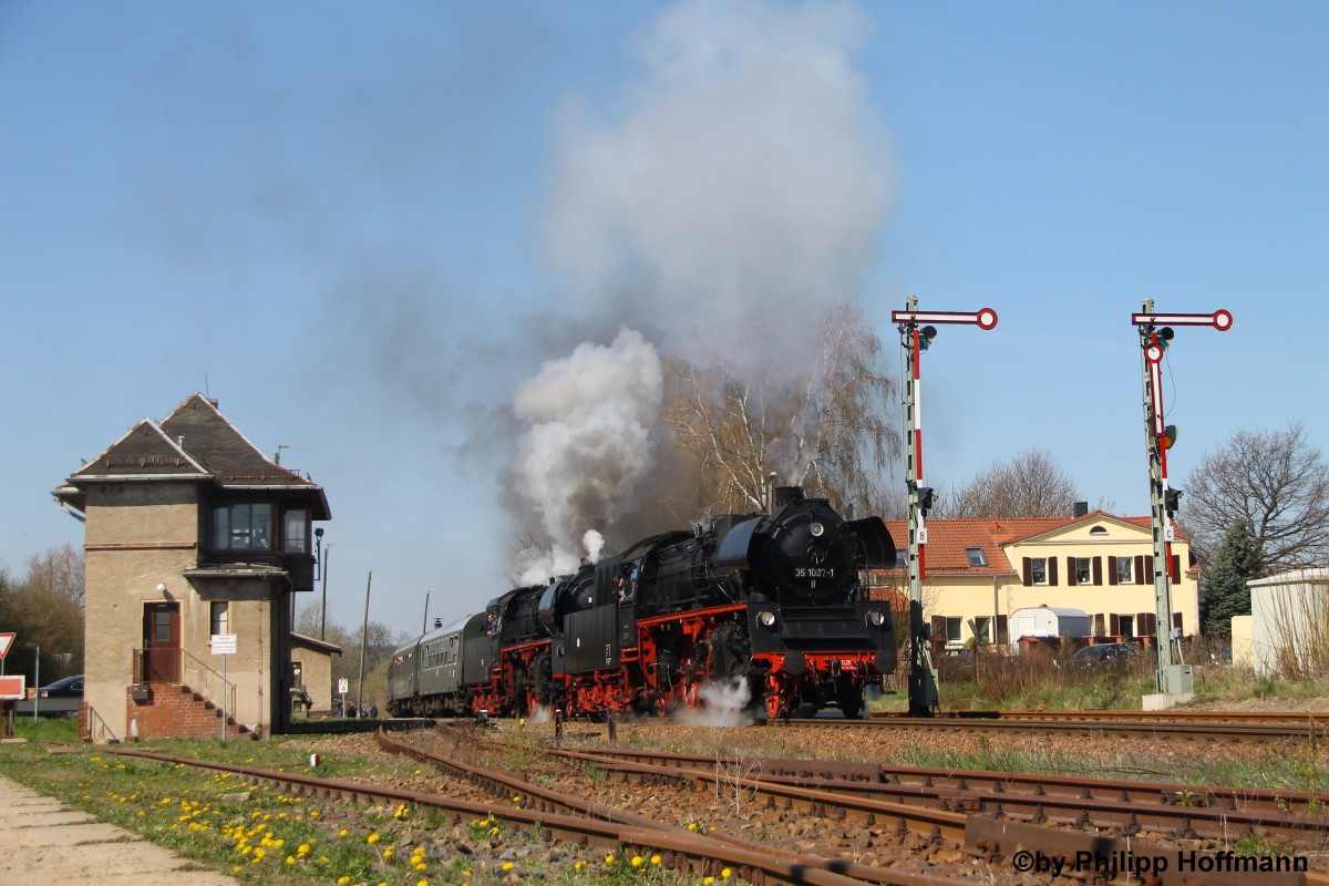 Hinsetzen war in Deutschbora angesagt als 35 1097-1 und 35 1019-5 den  Laufsteg  betraten. Gef�hlte 40 Mann standen, hockten und sitzen zusammen in der Einfahrt von Deutschenbora. Platz.2 (Bild des Monats) April.2015