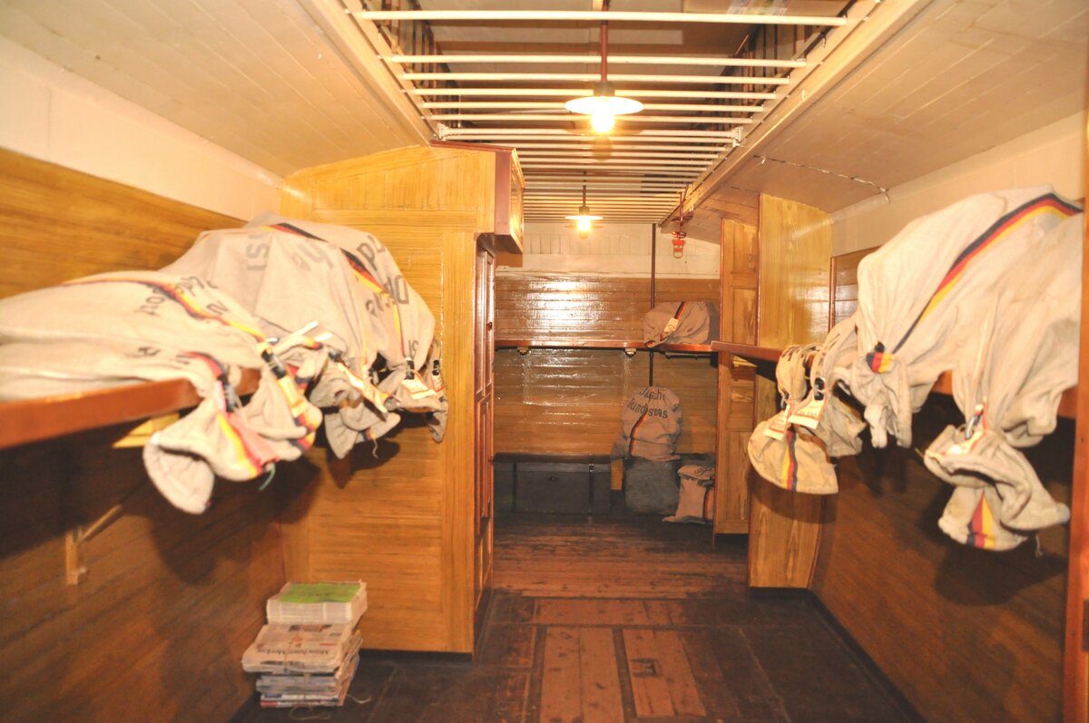 Historischer Bahnpostwagen im Bahnpark Augsburg am 15.03.2013. Innenansicht Lager f�r fertige Posts�cke und Pakete.