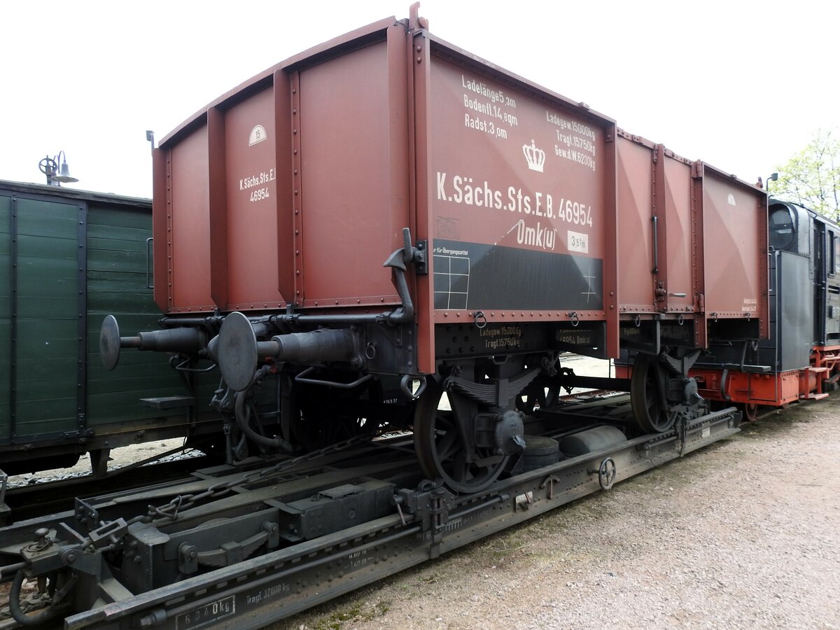 Historischer Hochbordwagen Omk(u) Nr.46954 der KSächsStsEB auf Rollwagen in Radebeul-Ost am 11.04.2016.