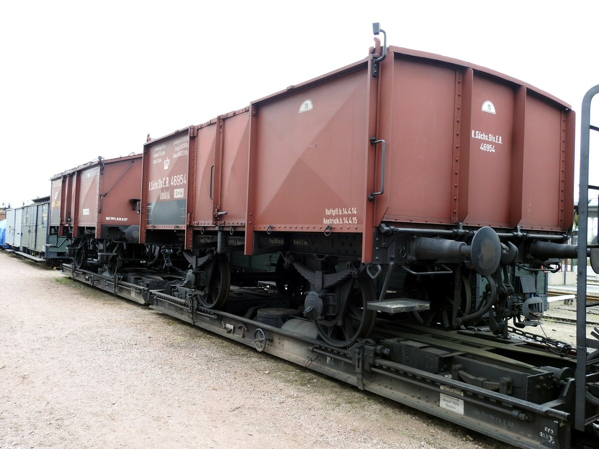 Historischer Hochbordwagen Omk(u) Nr.46954 der KSächsStsEB auf Rollwagen in Radebeul-Ost am 11.04.2016.