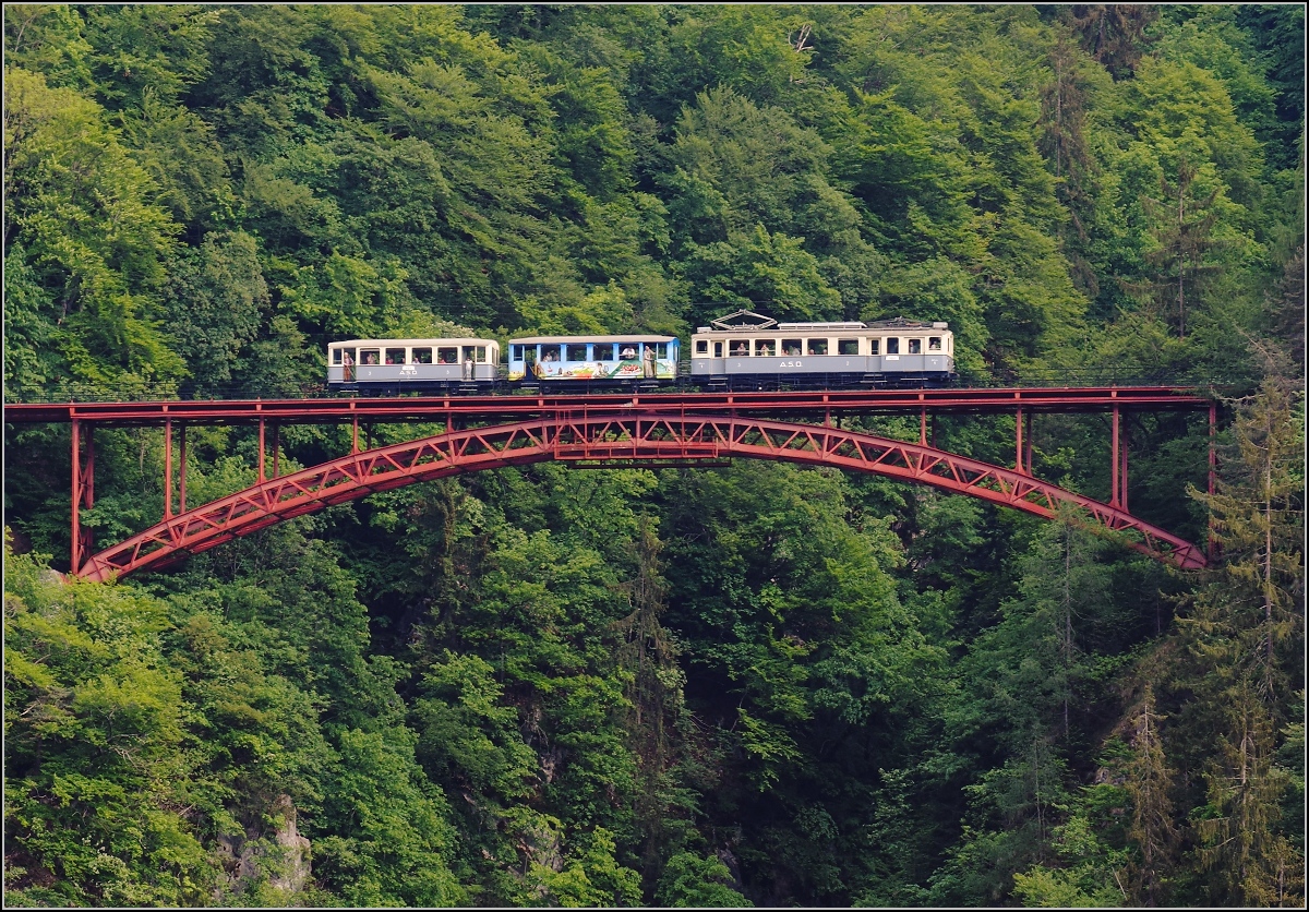 Historischer Triebwagen der Aigle–S�pey–Diablerets-Bahn (A.S.D.) BCFe 4/4 1 auf der Vanex-Br�cke. Zwischen Aigle und Le S�pey, Mai 2018. 