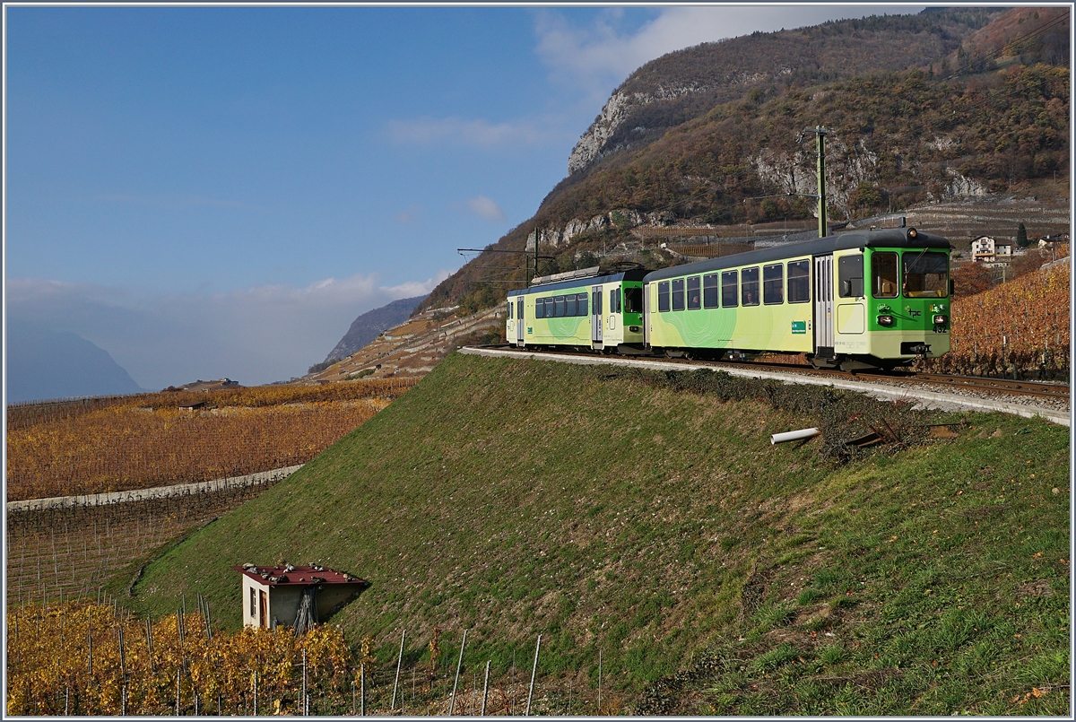 Hoch über den Weinbergen von Aigle fährt der ASD Regionalzug 441 bestehend aus dem führenden Bt 432 (ex BLT) und dem nachfolgenden BDe 4/4 404 ins Tal hinab.
18. Nov. 2018