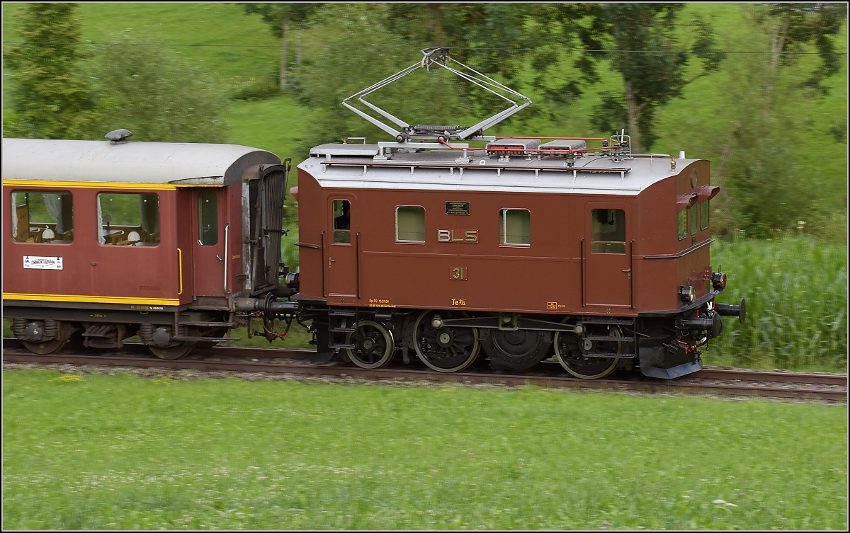 Hommage an eine schräge Schweizer Rennsemmel... Te 2/3 31 der BLS war ursprünglich weder Triebwagen noch Lok, sondern an einen Wagen fest gekoppelt und daher als CFe 2/6 784 bezeichnet. Nur zwei dieser seltsamen Gespanne wurden gebaut 1925 und als Halbesel bezeichnet, 1953 wurde die Triebeinheit getrennt und zu einer Rangierlok Te 2/3 umgebaut. Hier beim Zubringerdienst zum Bernischen Schwingfest. Huligen, Juli 2017. 