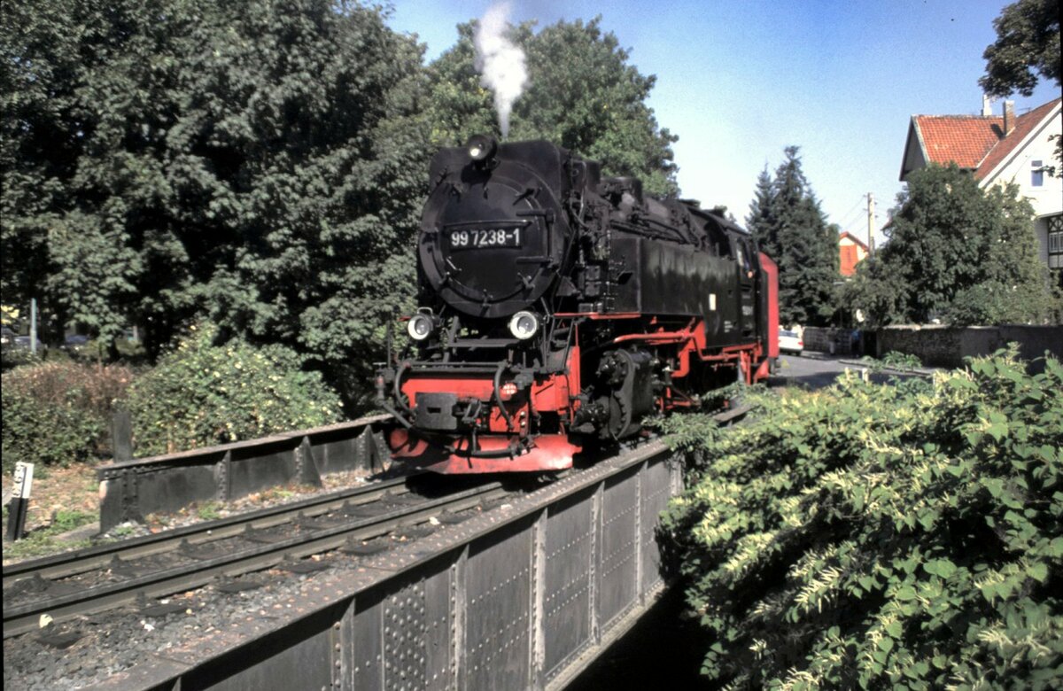 HSB 99 7238-1 bei Werningerode Westerntor auf der Brücke über das  Stille Wasser  am 04.09.1999.