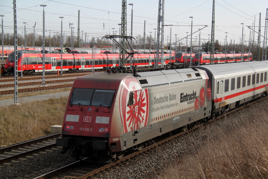 Hurra Hurra die Frankfurter sind da am 14.03.2014 fuhr 101 110-5 mit IC 2377 von Ostseebad Binz nach Karlsruhe gegen 14:32 Uhr hat sie Rostock verlassen.