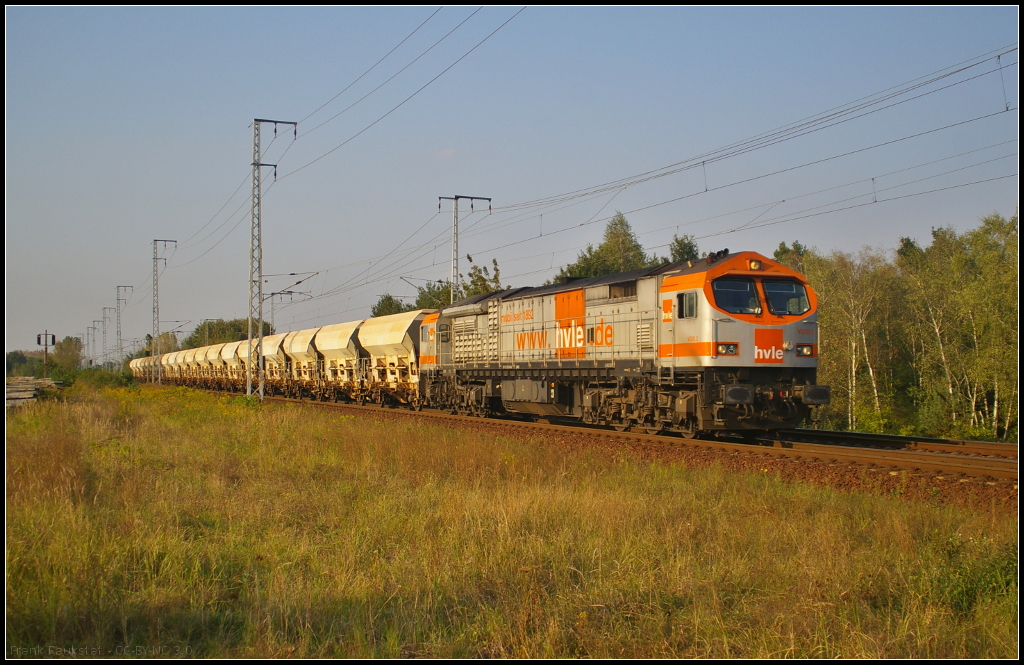 hvle V 330.2 / 250 010-6 kam mit Fcs-Wagen am 17.09.2014 durch die Berliner Wuhlheide (NVR-Nummer 92 80 1250 010-6 D-HVLE)