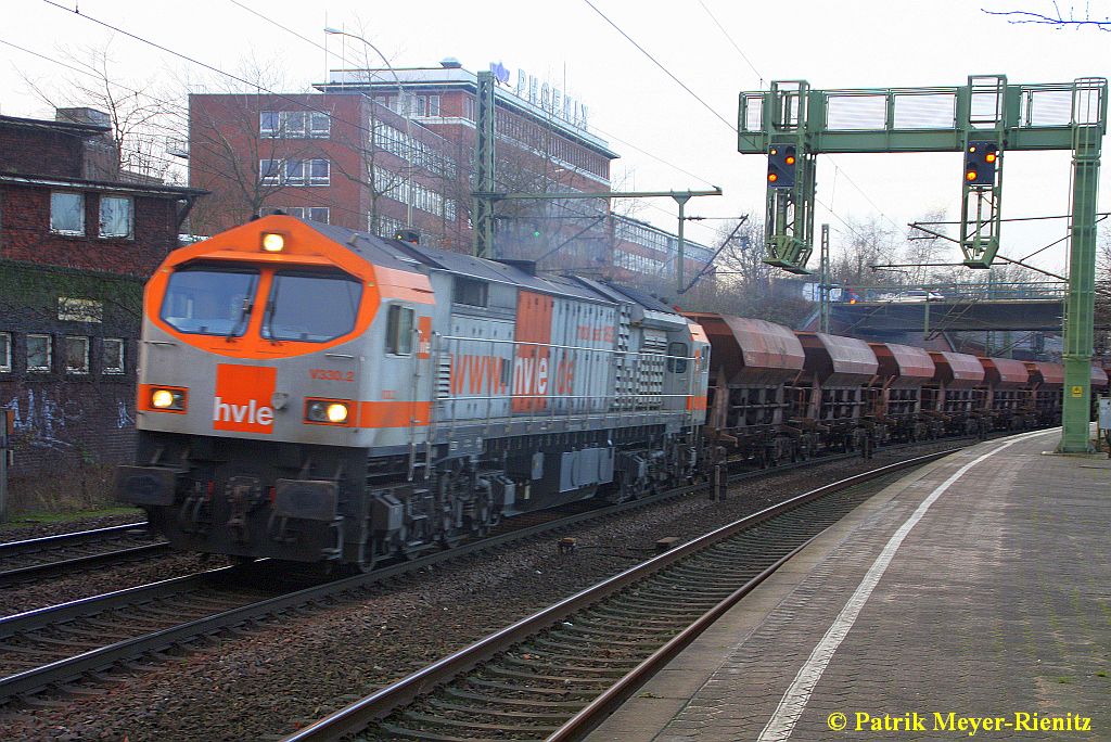 HVLE V330.2 mit CFL Kieswagen-Ganzzug in Hamburg-Harburg Einfahrend in den Betriebsbahnhof Hamburg-Harbrg am 16.01.2015