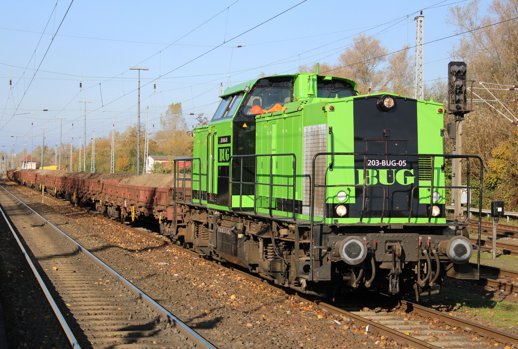 HVLE/BUG 203 105-2 stand am 07.11.2020 mit Bauzug in Rostock-Bramow 