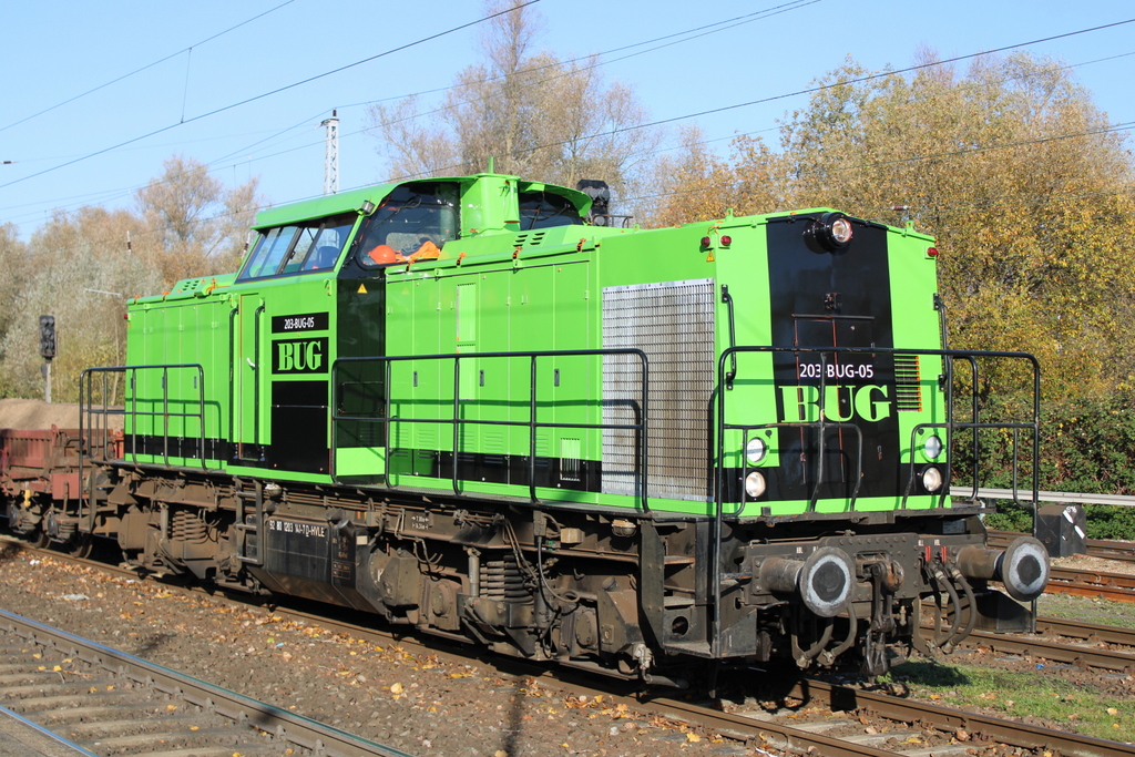 HVLE/BUG 203 105-2 stand bei bestem Wetter am 07.11.2020 in Rostock-Bramow.