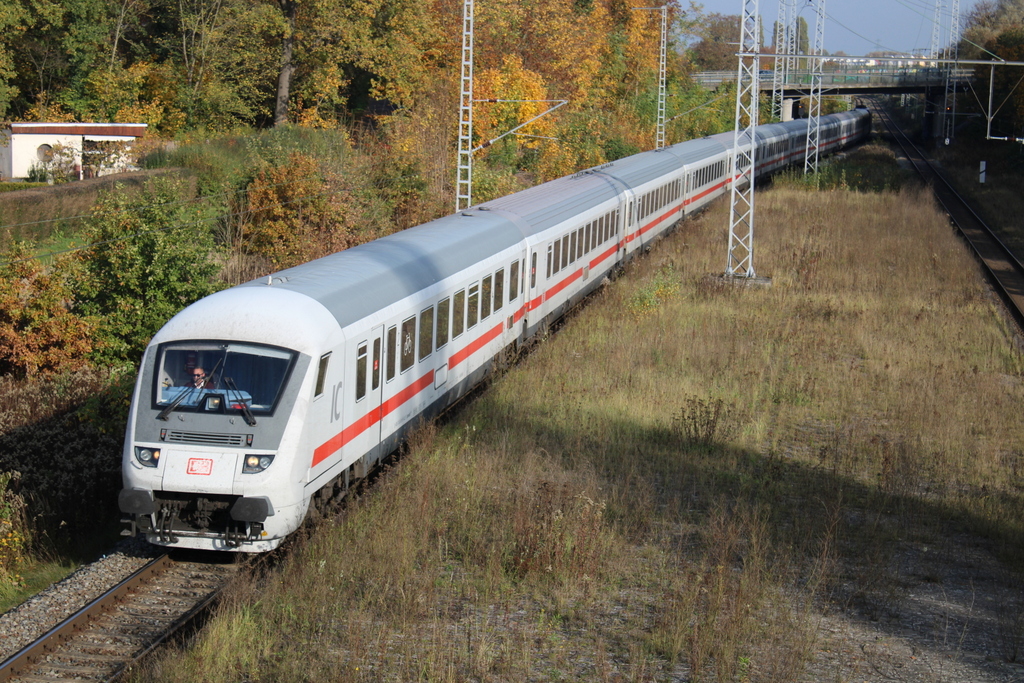 IC 2213(Binz-Stuttgart)bei der Durchfahrt am 30.10.2022 in Rostock-Kassebohm