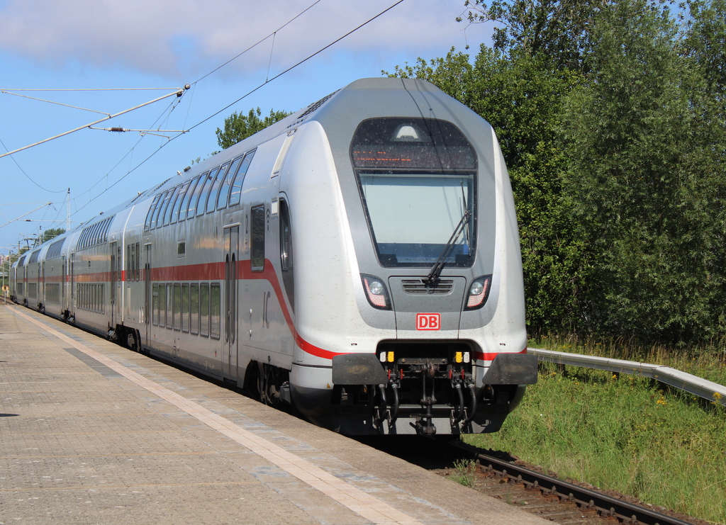 IC 2238(Leipzig-Warnemünde)bei der Durchfahrt in Rostock-Marienehe.20.08.2023