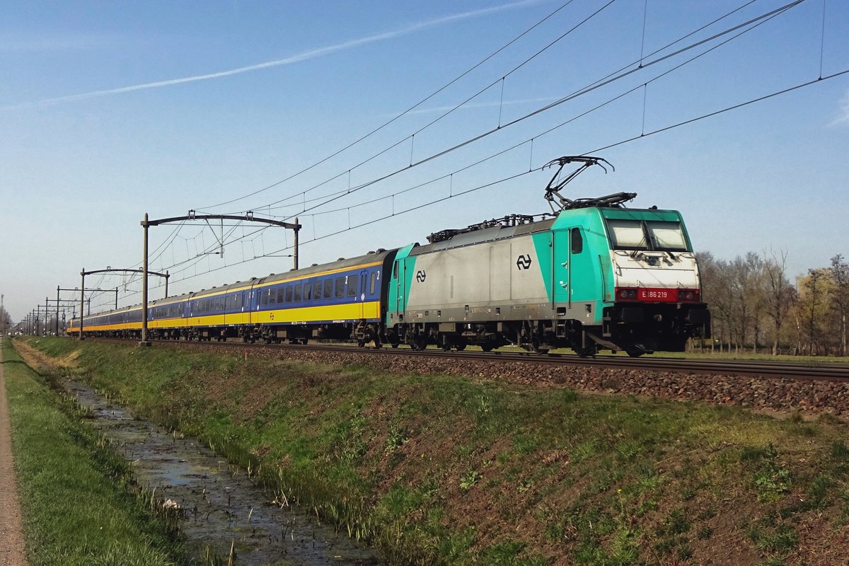 IC-Direct mit 186 219 durcheilt Boxtel ma 31 März 2021.